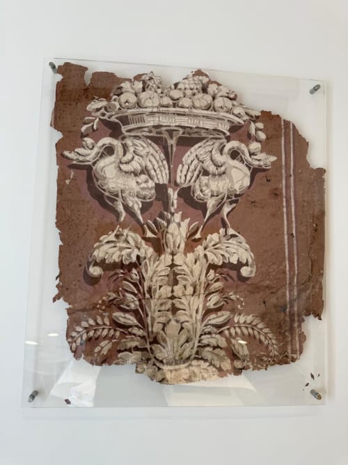 Raffinato bassorilievo in pietra con creature alate e motivi di acanto presso la Porta Capuana di Napoli