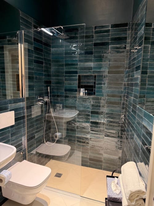 Bagno moderno a Tresette Porta Capuana con pareti in piastrelle turchesi, doccia walk-in, wc bianco e servizi a Napoli