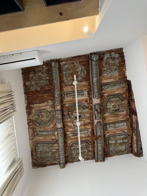 Pannello in legno intagliato con decorazioni ornamentali e motivi in rilievo nella camera dell'hotel Tresette Porta Capuana