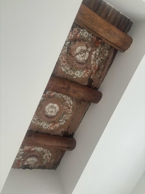 Applique in legno decorativo con intarsi in ceramica floreale all'hotel Tresette Porta Capuana di Napoli
