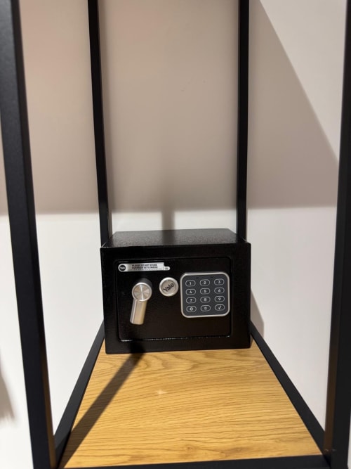 Cassaforte elettronica Yale nera con tastiera e chiave nella camera dell'hotel Tresette Porta Capuana a Napoli