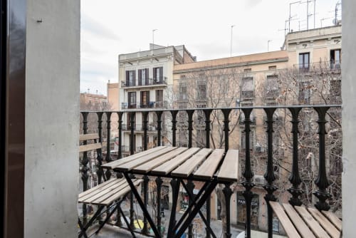Balcón de apartamento en Barcelona con vistas a la ciudad, edificios históricos y calles arboladas