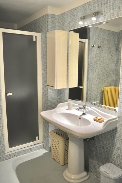 Moderno bagno della camera Il Gelsomino ad Agriturismo Colle Mura, Gualdo Tadino, con lavabo su colonna e doccia piastrellata