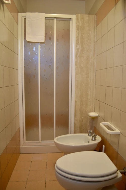 Bagno compatto nella camera L'Edera dell'Agriturismo Colle Mura di Gualdo Tadino, con WC, lavandino e box doccia.