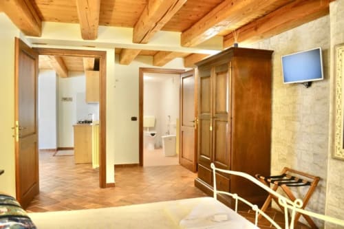 Il Noce accessible apartment at Agriturismo Colle Mura in Gualdo Tadino, Italy, featuring wooden beams, terracotta floors,