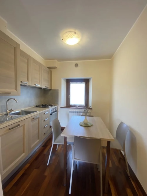 Cucina moderna e zona pranzo nell'appartamento L'Artista presso l'Agriturismo Colle Mura, Gualdo Tadino
