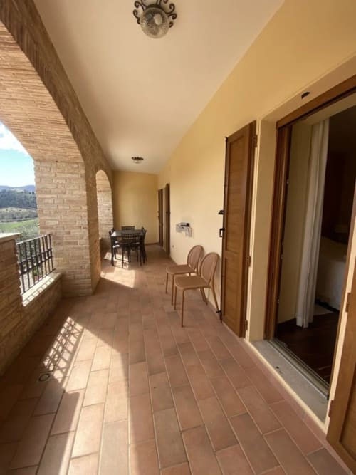 Balcone dell'appartamento L'Artista presso l'Agriturismo Colle Mura a Gualdo Tadino, Italia con pavimentazione in cotto