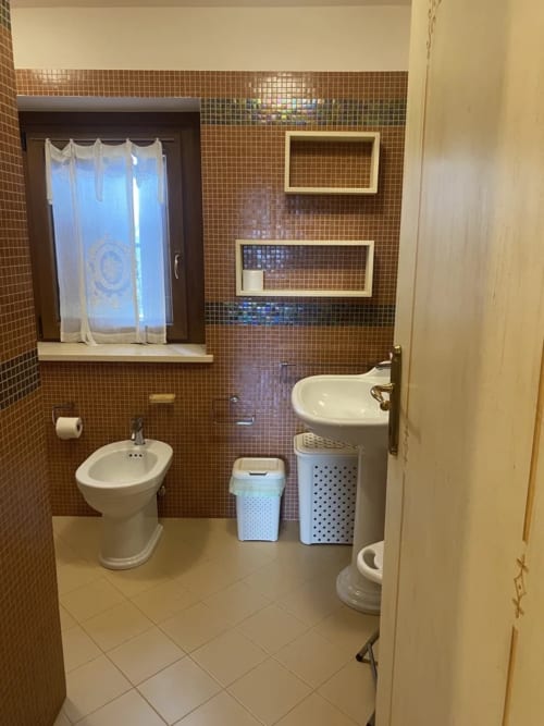 Bagno moderno nell'appartamento L'Artista presso l'Agriturismo Colle Mura di Gualdo Tadino, con bidet, lavabo e finestra