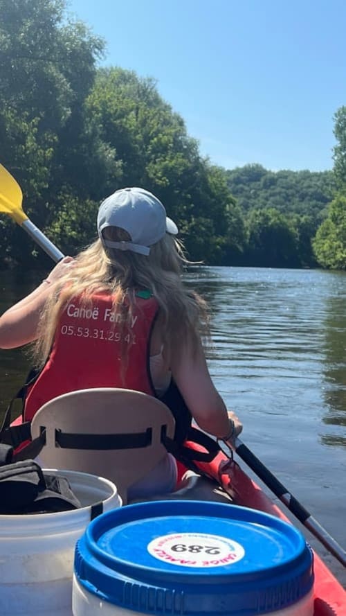 Activité canoë sur la Dordogne pendant un séjour en gîte en pleine nature