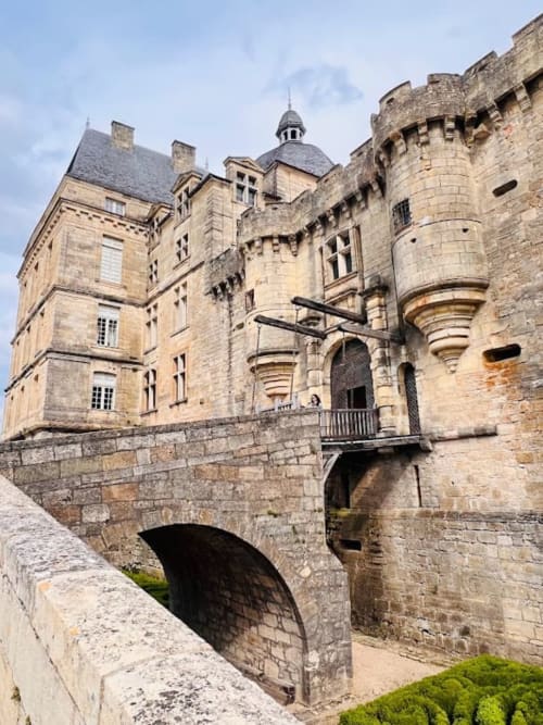 Château de Hautefort en Dordogne avec ses jardins et son architecture majestueuse