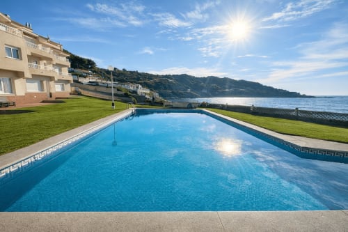 Piscina frente al mar en Holibai, Baiona, con vistas al océano, terraza y apartamentos en ladera
