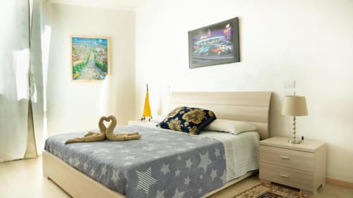 Camera da letto beige moderna a Versilia Panoramic Luxury a Como con biancheria stellata, cuscini decorativi e cigni gemelli
