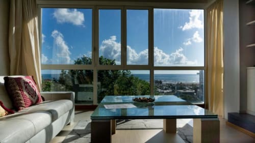 Lussuosa sala living dell'hotel Versilia Panoramic Luxury a Como, Italia, con finestre panoramiche che si affacciano sul lago e