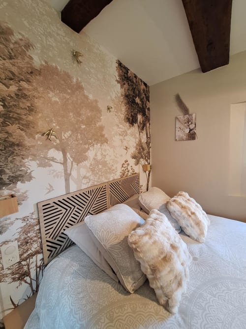 Chambre douillette à La Cour d'Hortense avec papier peint à motif forestier, tête de lit géométrique et vue sur le jardin à Sailly-Flibeaucourt