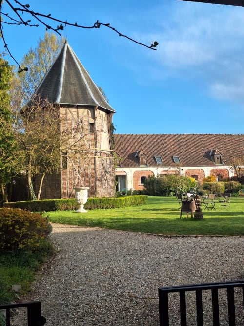 Cour d'Hortense : jardin avec tour en pierre historique et maison de ferme en brique à Sailly-Flibeaucourt