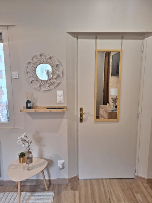 Entrée élégante de chambre à La Cour d'Hortense avec miroir décoratif, étagère en bois et grand miroir