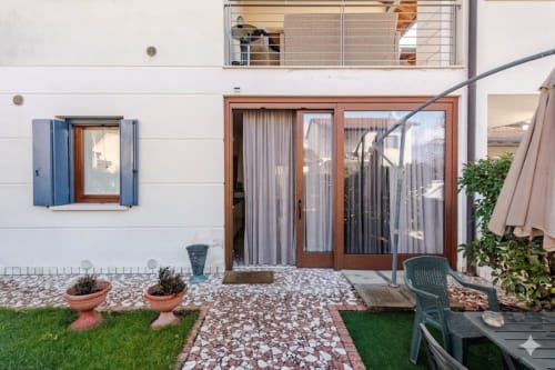 Cortile di Casa Meravigliosa a Fontanafredda con patio moderno, vasi in terracotta e arredamento da giardino