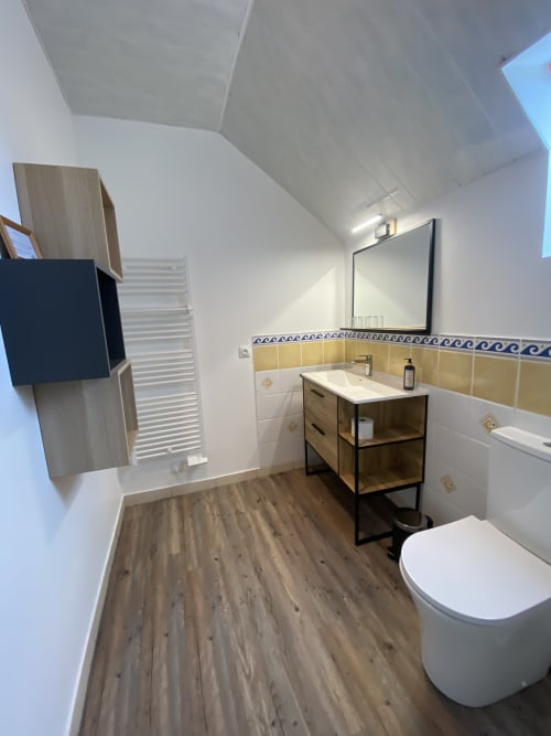 Modern bathroom in Chambre Triple Confort at Domaine des Piéris, Grandcamp-Maisy, featuring wooden vanity, mirror, toilet,