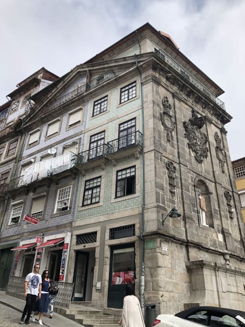 Hotel PortoSense no Porto exibindo arquitetura portuguesa tradicional com azulejos azuis e fachada de pedra
