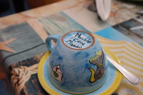 Ciotola in ceramica dipinta a mano con etichetta presso il B&B Casa Mannini a Maiori, Italia