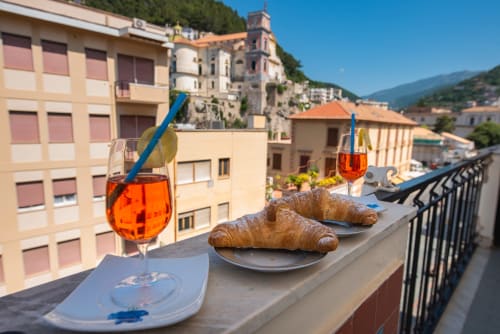 Colazione in terrazza a Casa Mannini B&B a Maiori con Aperol Spritz, cornetti e vista sulla costa