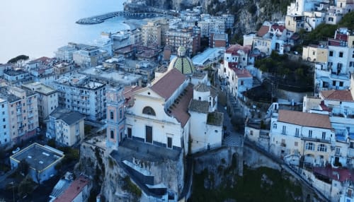 Vista aerea della Casa Mannini B&B a Maiori, Italia, con gli edifici della città costiera e il Mar Mediterraneo