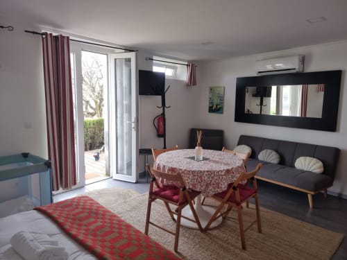 Estúdio Casa Do Refúgio em Covilhã com mesa de jantar, sofá e portas de vidro com vista para o jardim