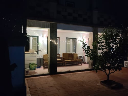 Fachada noturna da Casa Do Refúgio com lobby iluminado e área de estar em Covilhã