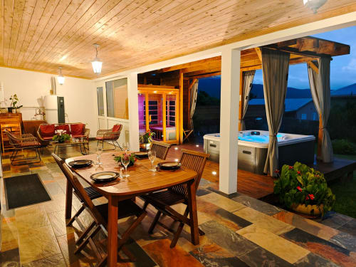 Luxe en open-plan à La Kaz 57, La Plaine des Palmistes : table à manger, coin salon, sauna infrarouge et bain à remous