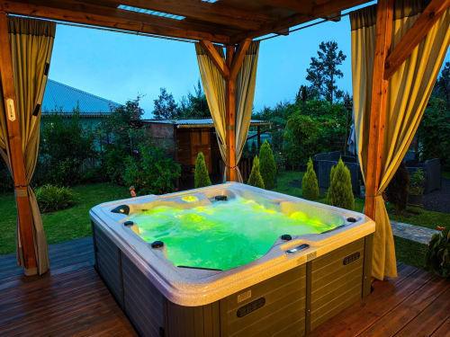 Bain à remous illuminé sous pergola en bois à La Kaz 57, La Plaine des Palmistes, Réunion