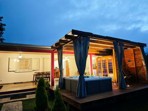 La Kaz 57, location de luxe à La Plaine des Palmistes avec patio illuminé, bain à remous et élégant pavillon au bord de la piscine au crépuscule