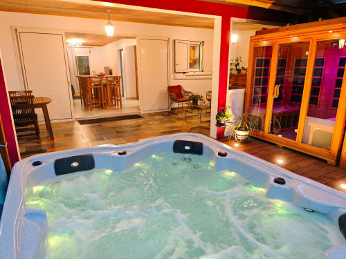 Spa chauffé aux eaux illuminées en vert dans la villa de luxe La Kaz 57, La Plaine des Palmistes