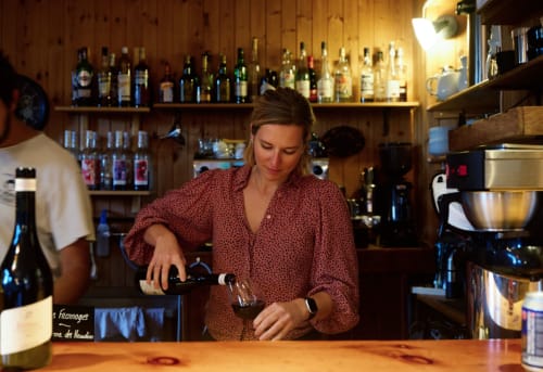 Barman versant du vin au bar de l'Hôtel De La Sage à La Sage, Suisse