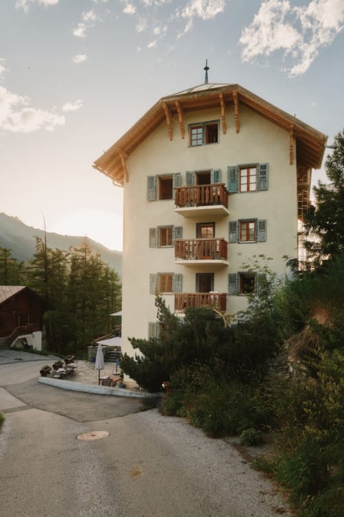 Hôtel De La Sage à La Sage, Suisse, style chalet alpin avec balcons en bois et vues sur les montagnes