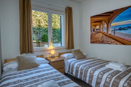Twin bedroom at Finques Garcia Enrich, Palafrugell, 20m from Canadell beach with sea view artwork