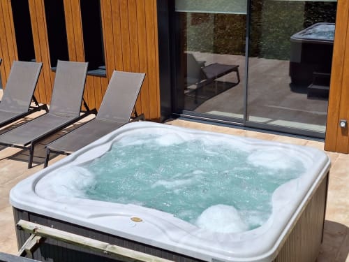 Whirlpool mit Liegestühlen auf der Terrasse des Ferienhauses „La Moussette“ in der Normandie, Frankreich