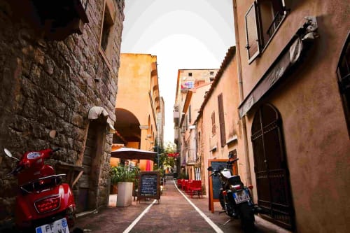 Charmelle ruelle aux Villas d'A Storia à Porto-Vecchio avec bâtiments en terre cuite et scooters rouges