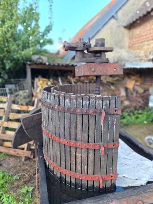Holzpresse für Apfelwein auf dem Weingut Clos Delamare bei Étretat