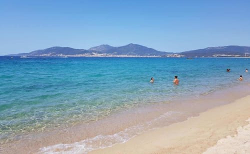Plage immaculée aux eaux turquoise et rivage de sable fin à Porto-Vecchio, Corse, près des Villas d'A Storia