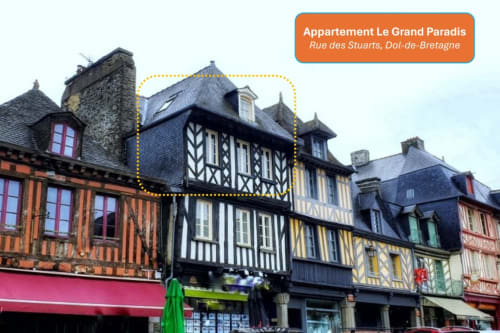Maisons à colombages du Moyen Âge sur la Rue des Stuarts à Dol-de-Bretagne, Bretagne