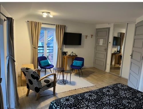 Zimmer LA ROMANÉE im Hotel DOUCE NUITS in Nuits-Saint-Georges mit Sitzbereich, TV und Balkon mit Bergblick