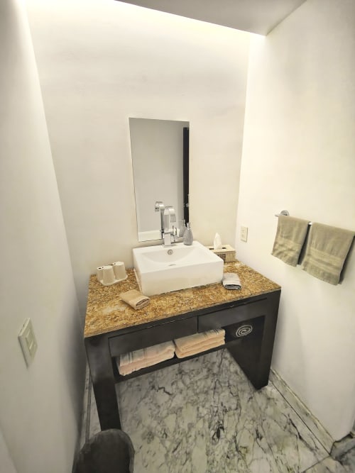 Baño moderno en departamento de Capital Park Condos con lavabo tipo recipiente, cubierta de granito y vista a la ciudad en Condesa, Ciudad de México