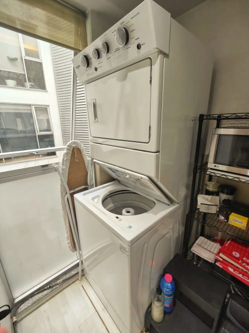 Lavadora-secadora apilada en departamento de Capital Park Condos, Ciudad de México