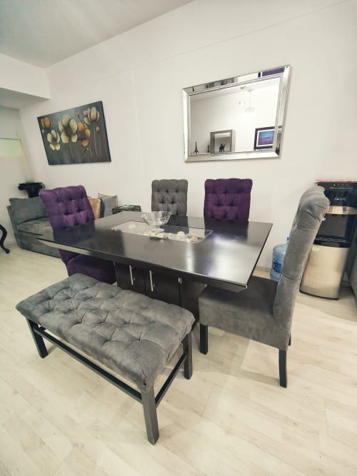 Área de comedor moderno en Capital Park Condos, Condesa, Ciudad de México con mesa negra, sillas tapizadas y vistas de la ciudad