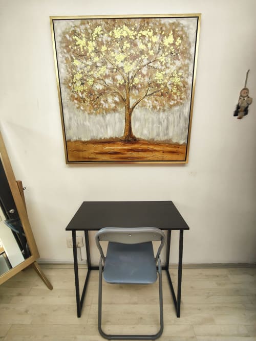 Espacio de trabajo moderno en Capital Park Condos, Condesa, Ciudad de México con obra de arte de árbol dorado y escritorio minimalista