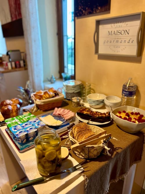 Buffet petit-déjeuner à La Maison de la Colline, chambre d'hôtes à Vers avec viennoiseries, pain, fromage et fruits frais