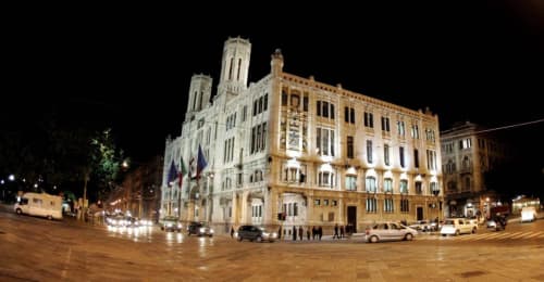 Cattedrale storica e edifici di Cagliari illuminati di notte vicino alla struttura Affittacamere Numero3