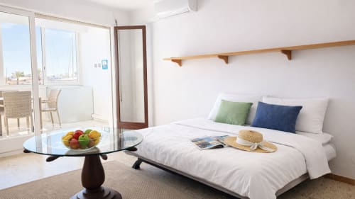 Moderno estudio en Holidays Costa Brava con cama queen, balcón con vista al mar y mobiliario contemporáneo