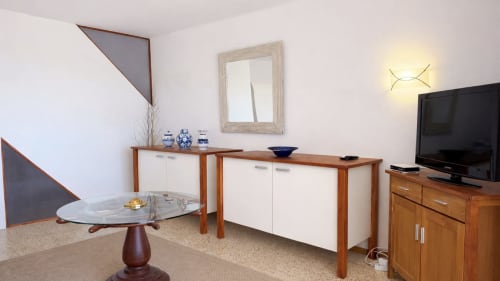 Sala de estar moderna con muebles de madera, TV, espejo y detalles decorativos en Holidays Costa Brava, Empuriabrava