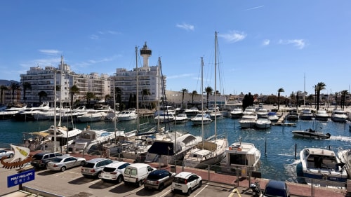Marina de Empuriabrava con veleros, apartamentos frente al mar y vistas de la costa mediterránea